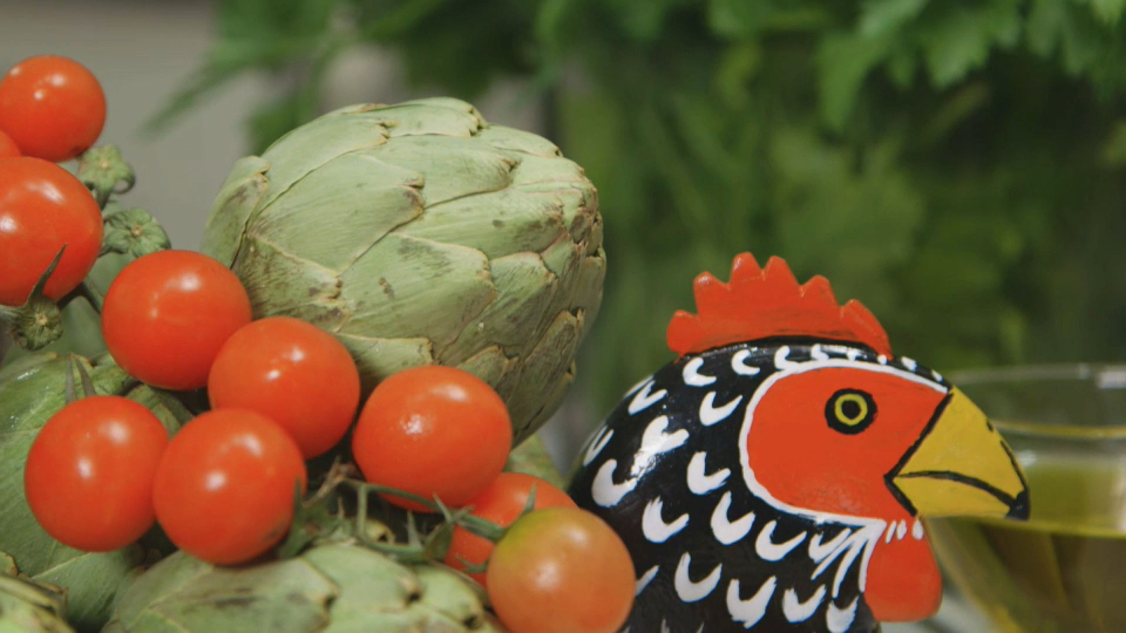 Carxofes i gallines conviuen a ca Maribel cada dia