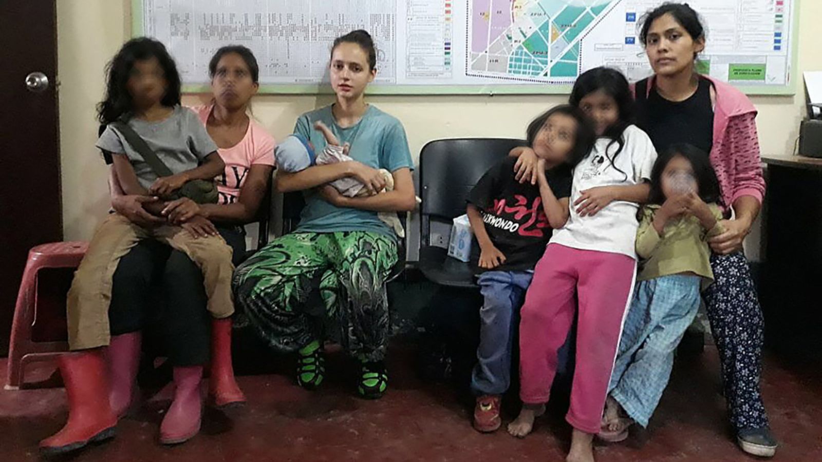 Patricia Aguilar, al centre de la foto, amb el seu bebé