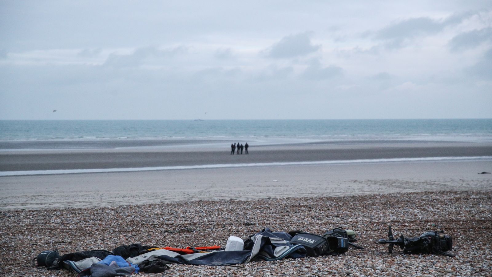 Restes del pot inflable de migrants danyats i pertinences personals que van deixar els migrants a la platja prop de Wimereux