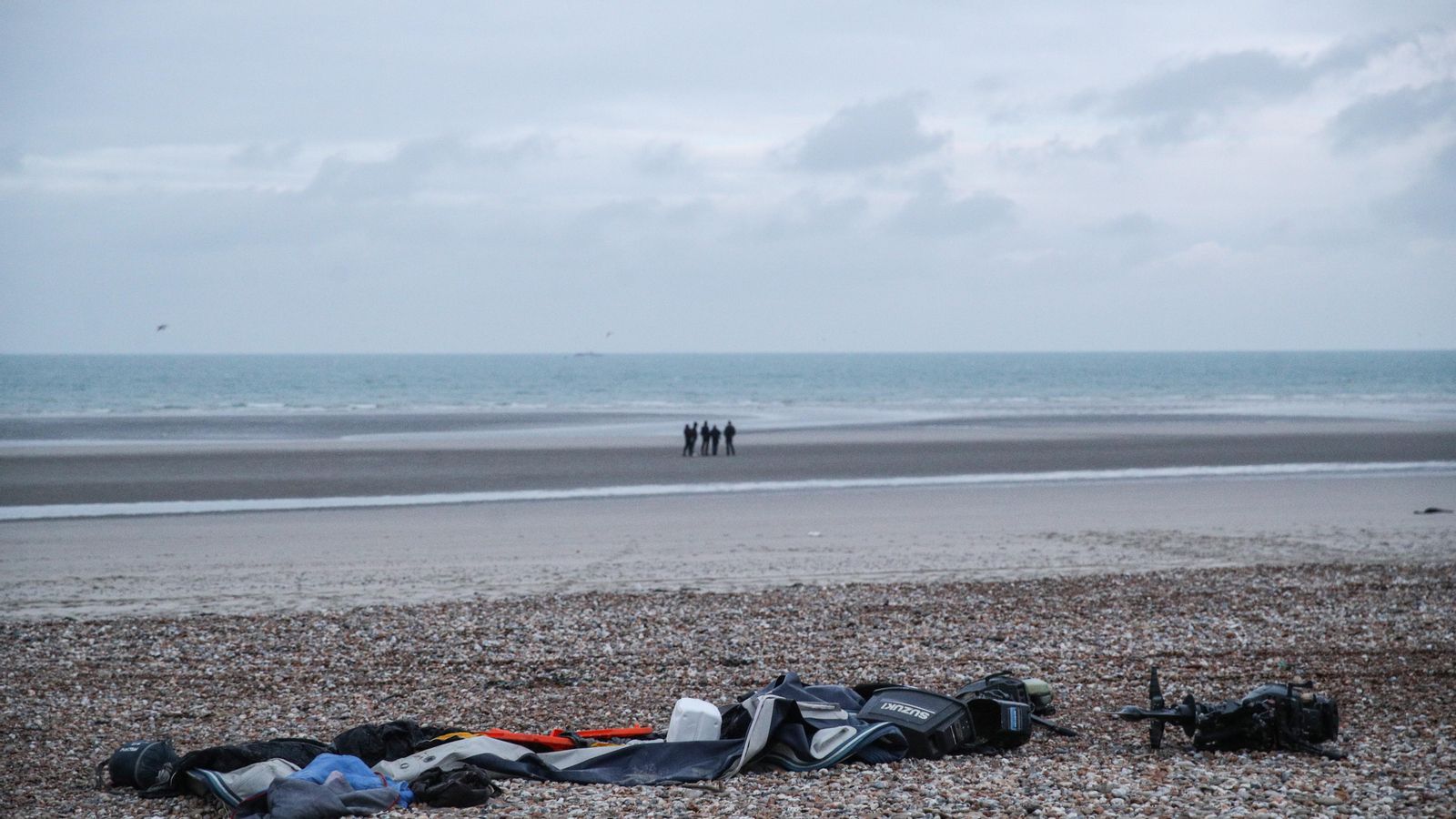 Restes del pot inflable de migrants danyats i pertinences personals que van deixar els migrants a la platja prop de Wimereux