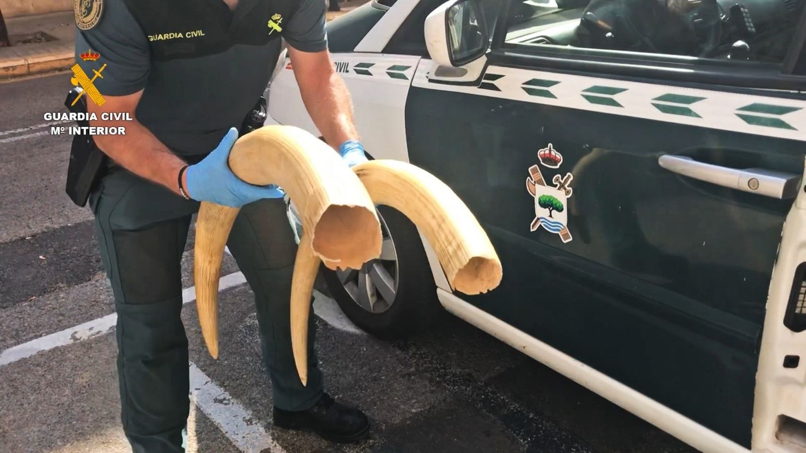 Un agent de la Guàrdia Civil mostra dues de les claus confiscades