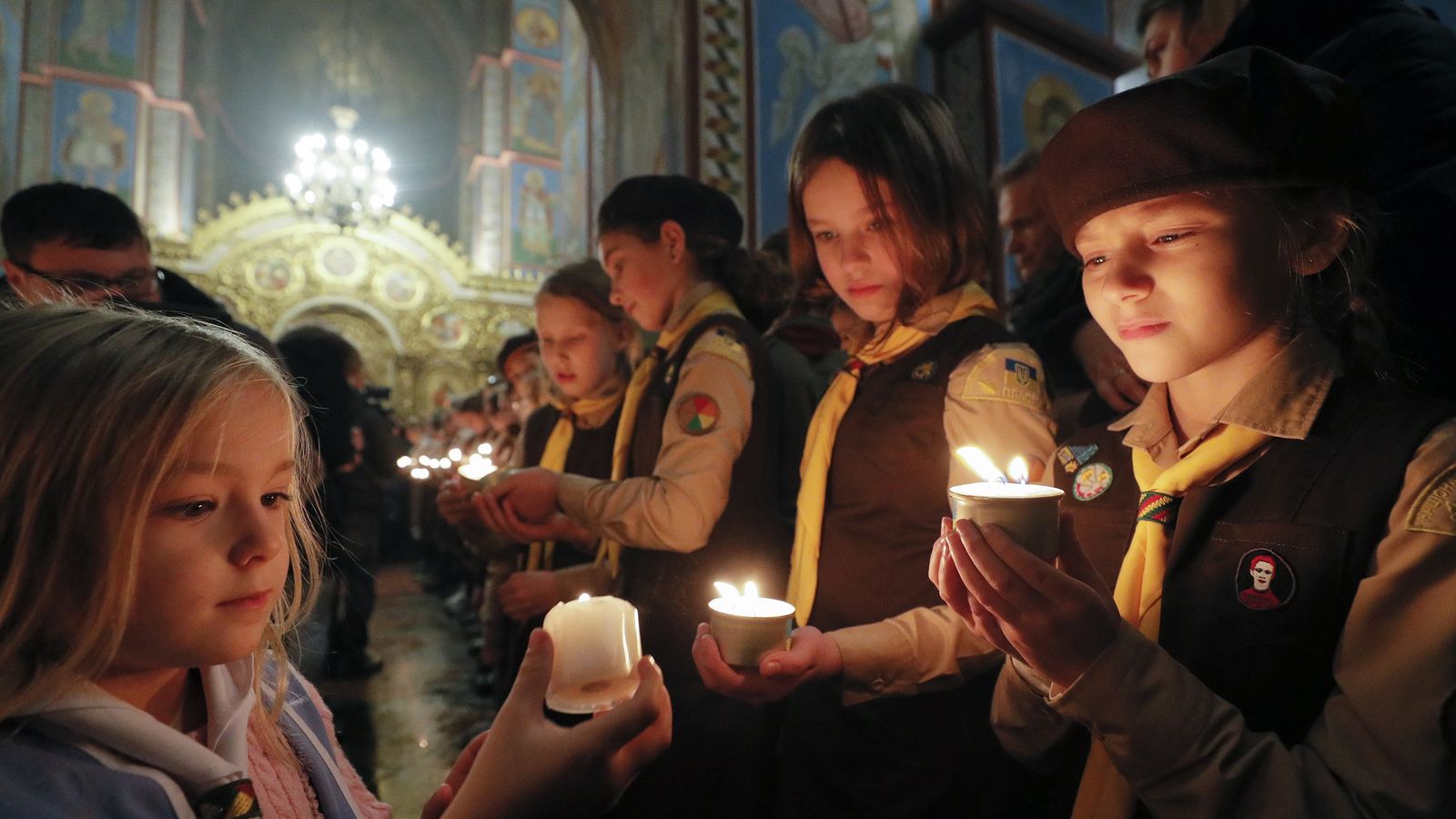 Xiquets de l'Organització Scout d'Ucraïna comparteixen la flama de Betlem durant una cerimònia en la Catedral de San Mijailovski a Kíiv, Ucraïna