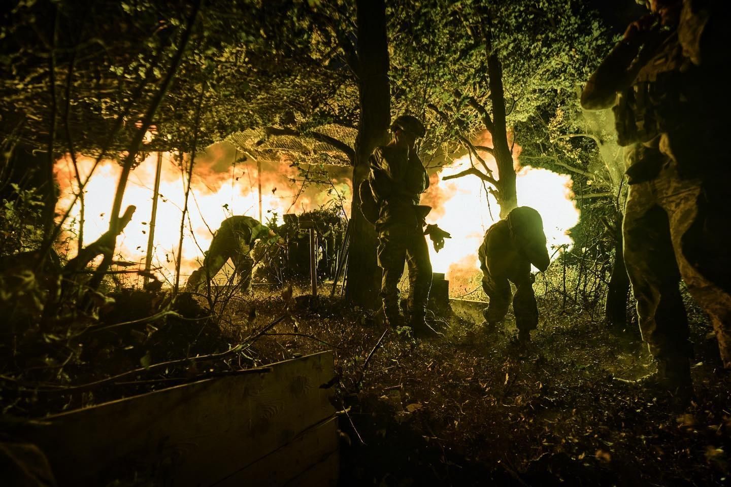 Soldats ucraïnesos protegeixen les seues oïdes amb les mans del soroll de l'artilleria pesant