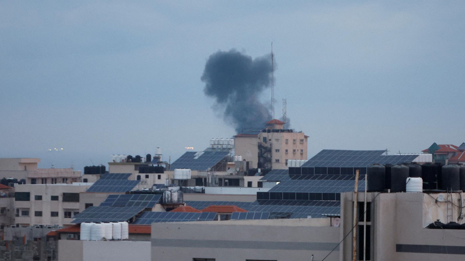 Una columna de fum s'eleva a Gaza després de l'atac aeri d'Israel
