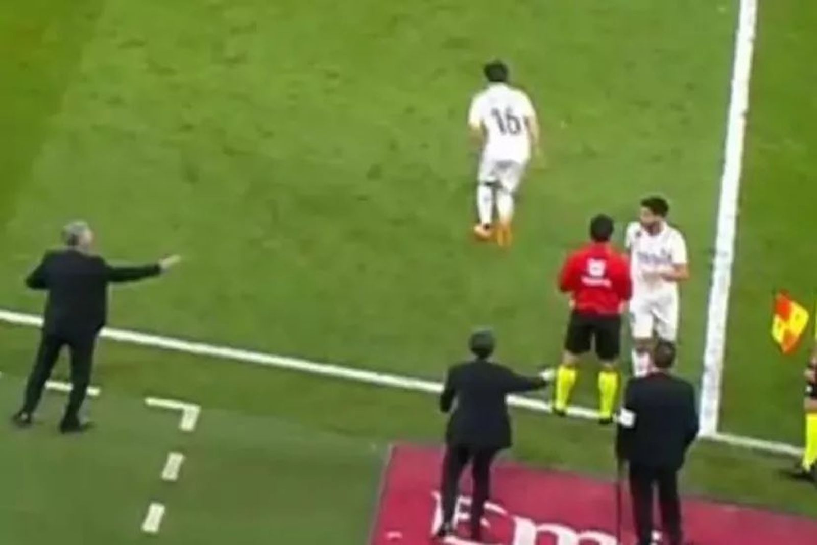 Captura del moment en què Odriozola entra al camp sense que Asensio haguera eixit d'aquest