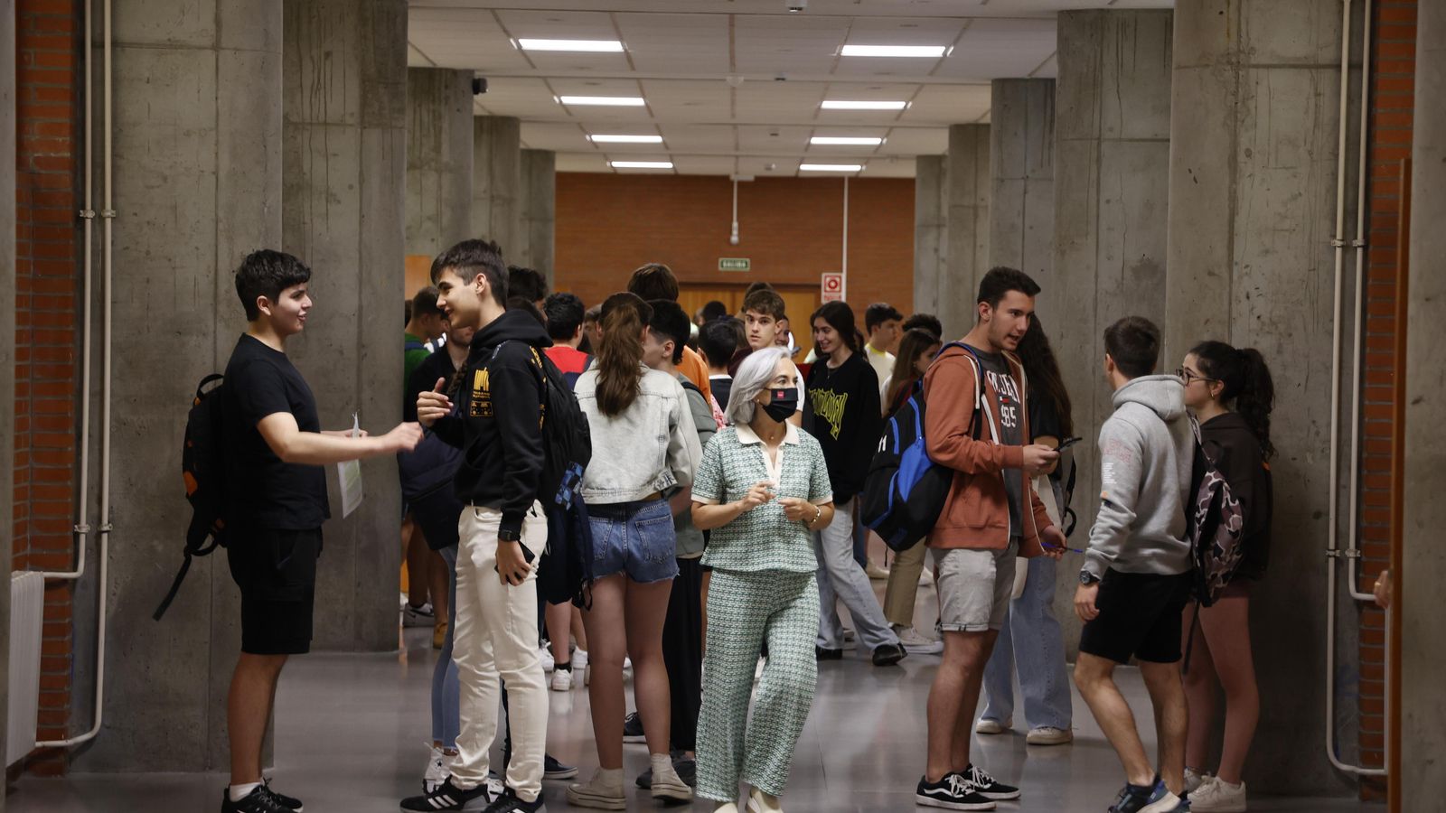 Uns alumnes fan la prova d'avaluació de batxillerat per a l'accés a la universitat el 2022 Alumnes celebren la prova d'avaluació de Batxillerat per a l'accés a la Universitat en 2022 / Europa Press