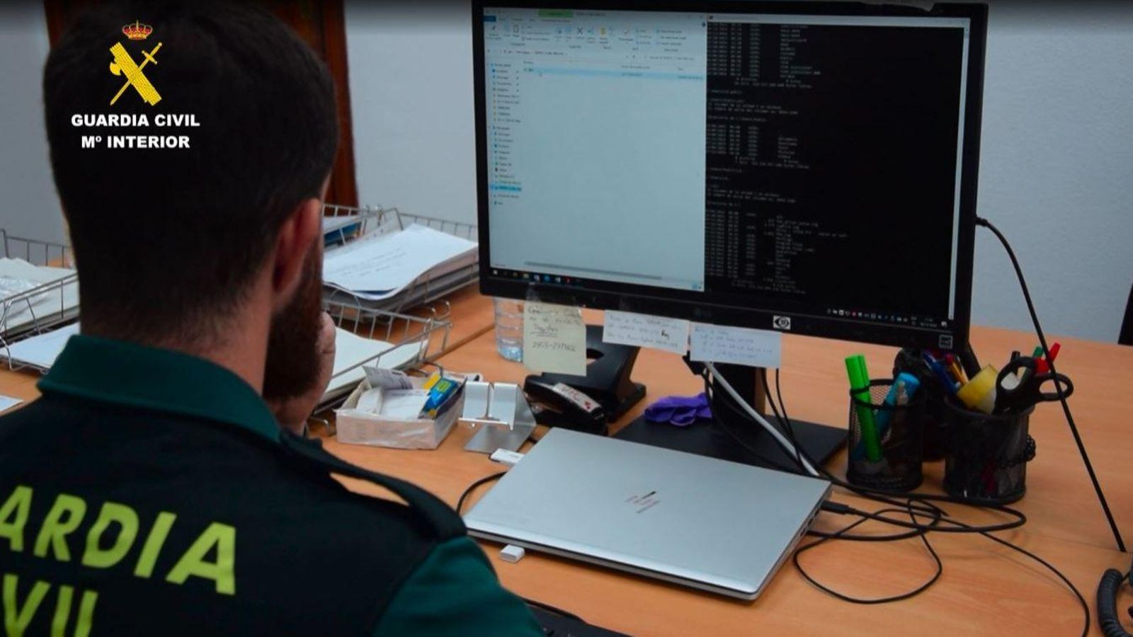 Un agent de la Guàrdia Civil, en el curs de la investigació