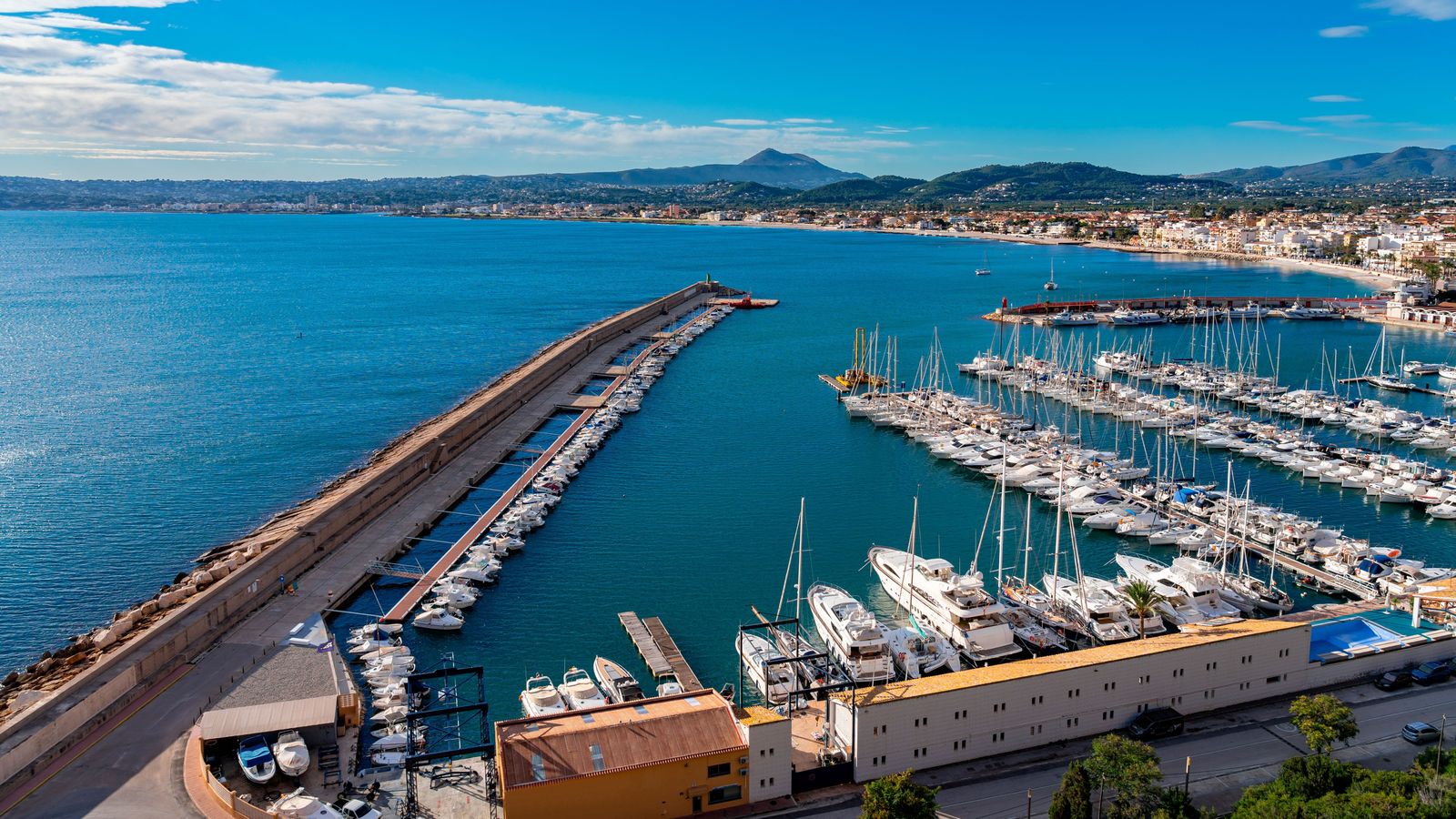 Tècnics de Salvament Marítim pentienen la costa de Xàbia per a constatar l'evolució de la taca detectada divendres a València