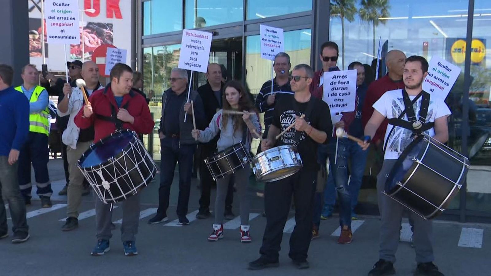 Els arrossers de Cullera protesten contra els supermercats amb una tamborada
