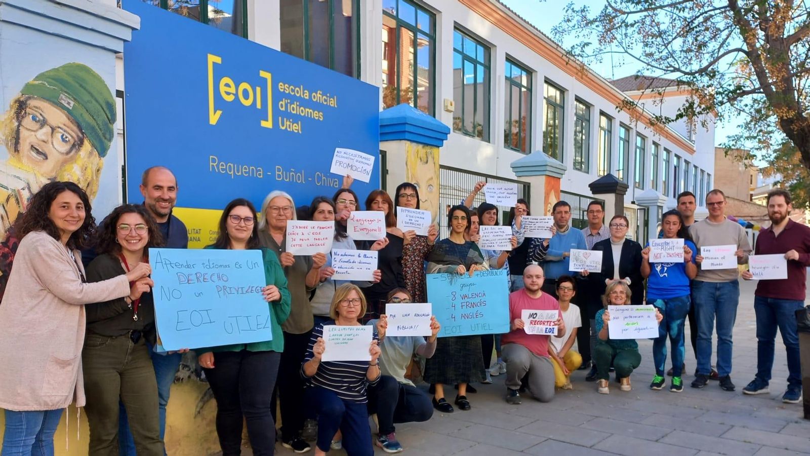 Alumnat de l'EOI d'Utiel es manifesta a les portes del centre
