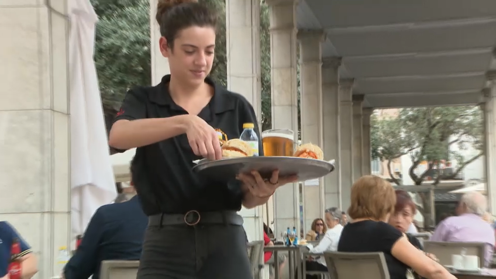 Una cambrera treballant