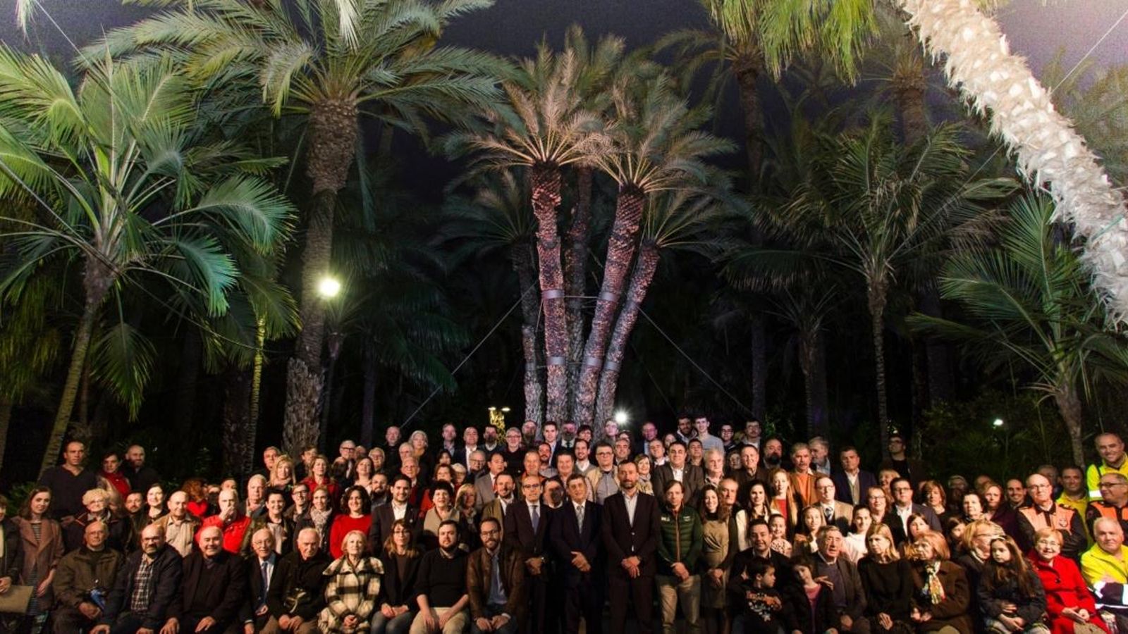 La societat il·licitana s\'uneix entorn de la Palmera Imperial