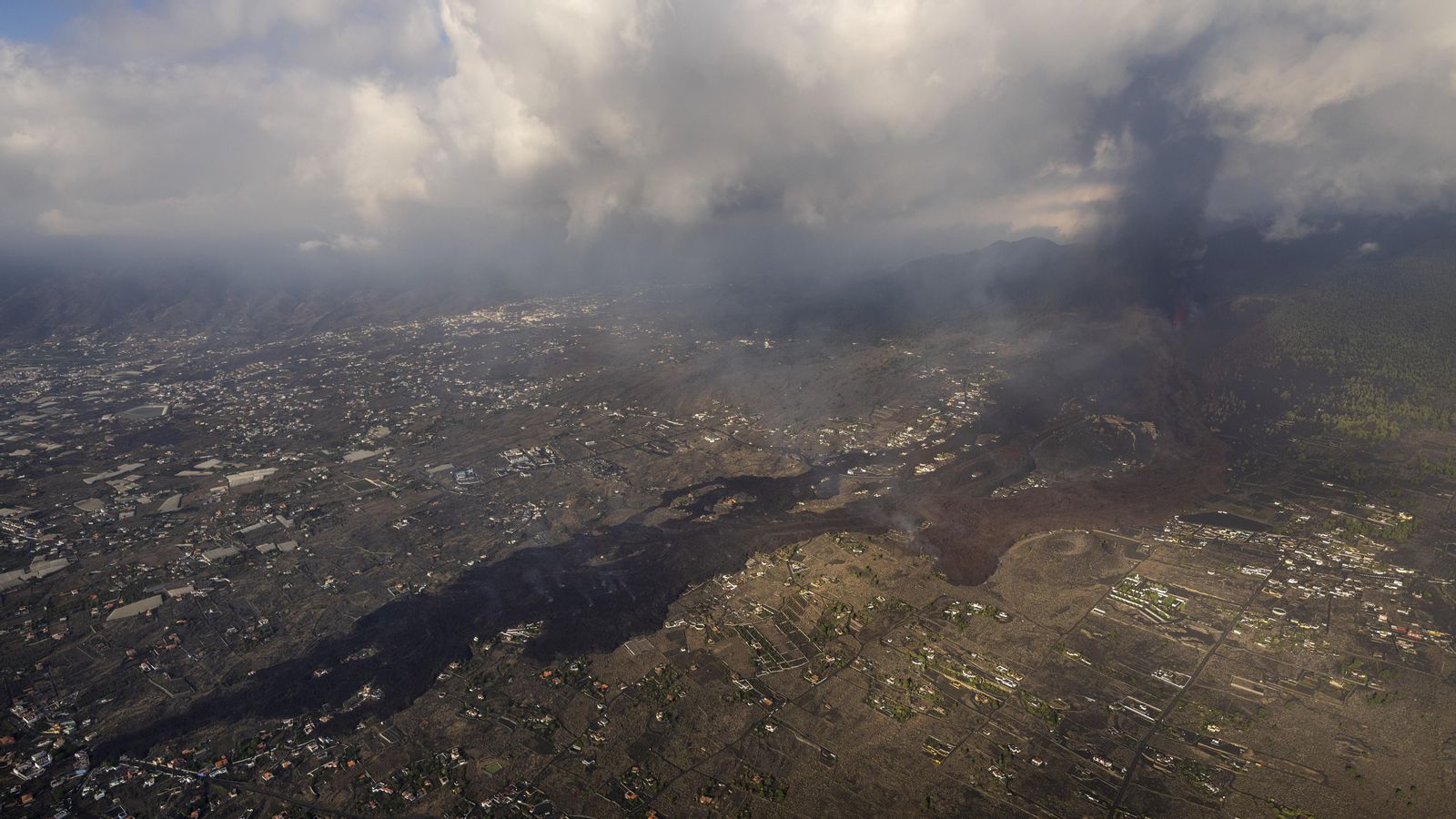 Imatge aeria del la llengua de lava que ha emés el volcà, actiu des de diumenge, a l'illa de la Palma