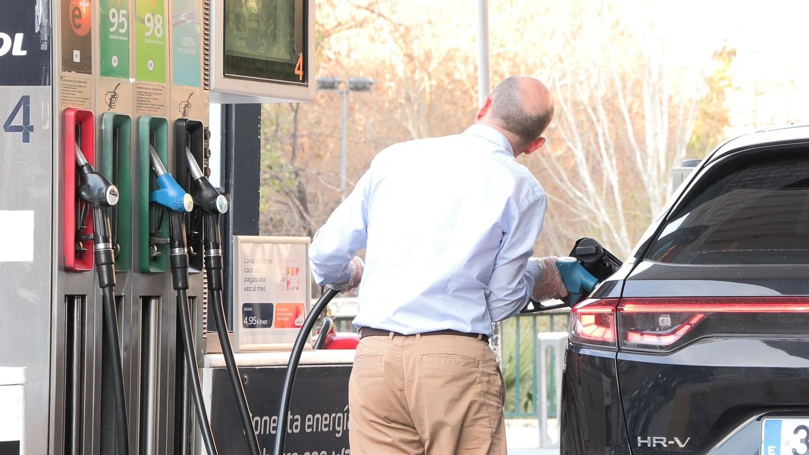 Un home posa gasolina