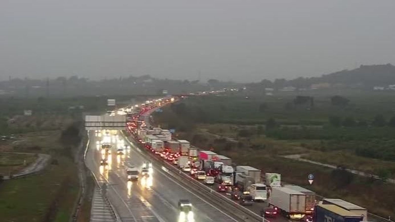 Retenció quilomètrica que s'ha format en l'A-7, a l'altura de Rafelbunyol, a conseqüència del clot