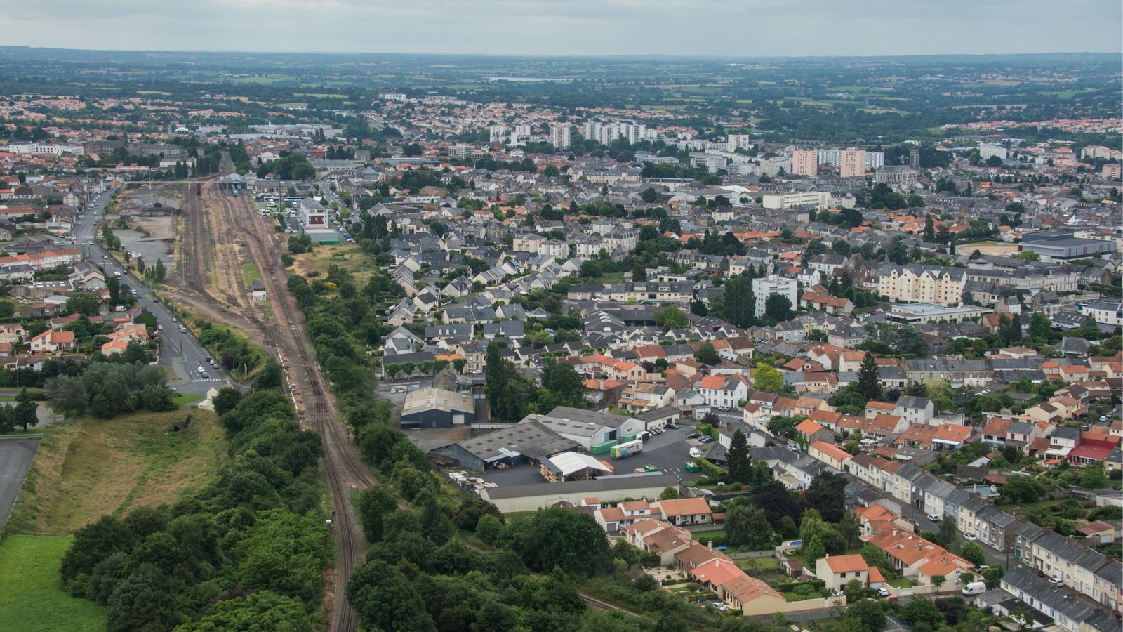 Vista aèria de la ciutat francesa de Cholet, on ha tingut lloc l'accident pirotècnic que ha acabat amb la vida de dos germans