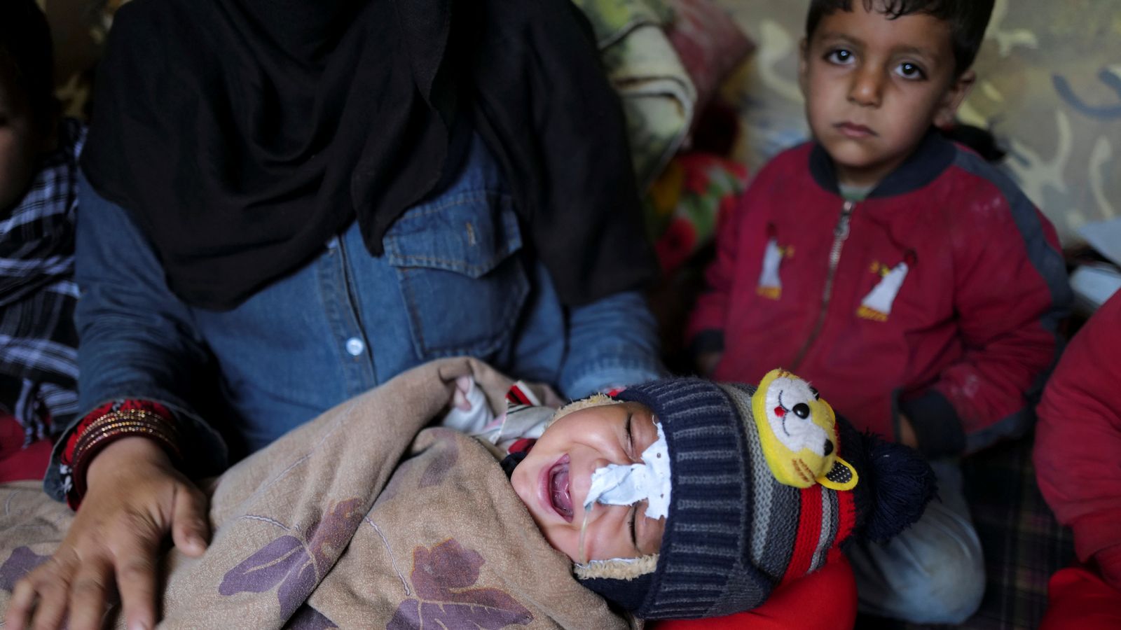 Un xiquet de huit mesos, malalt de pneumònia, plora en una tenda d'un camp de refugiats a Kabul (l'Afganistan)