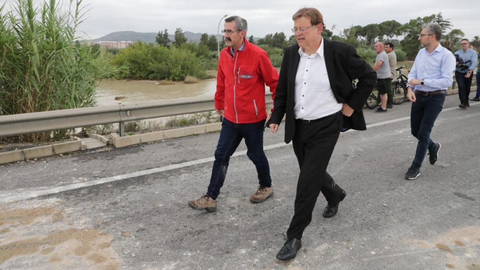 El cap del Consell, Ximo Puig, visita la zona acompanyat del secretari autonòmic d'Emergències, Josep Maria Ángel i el conseller de Política Territorial i Obres Públiques, Arcadi España