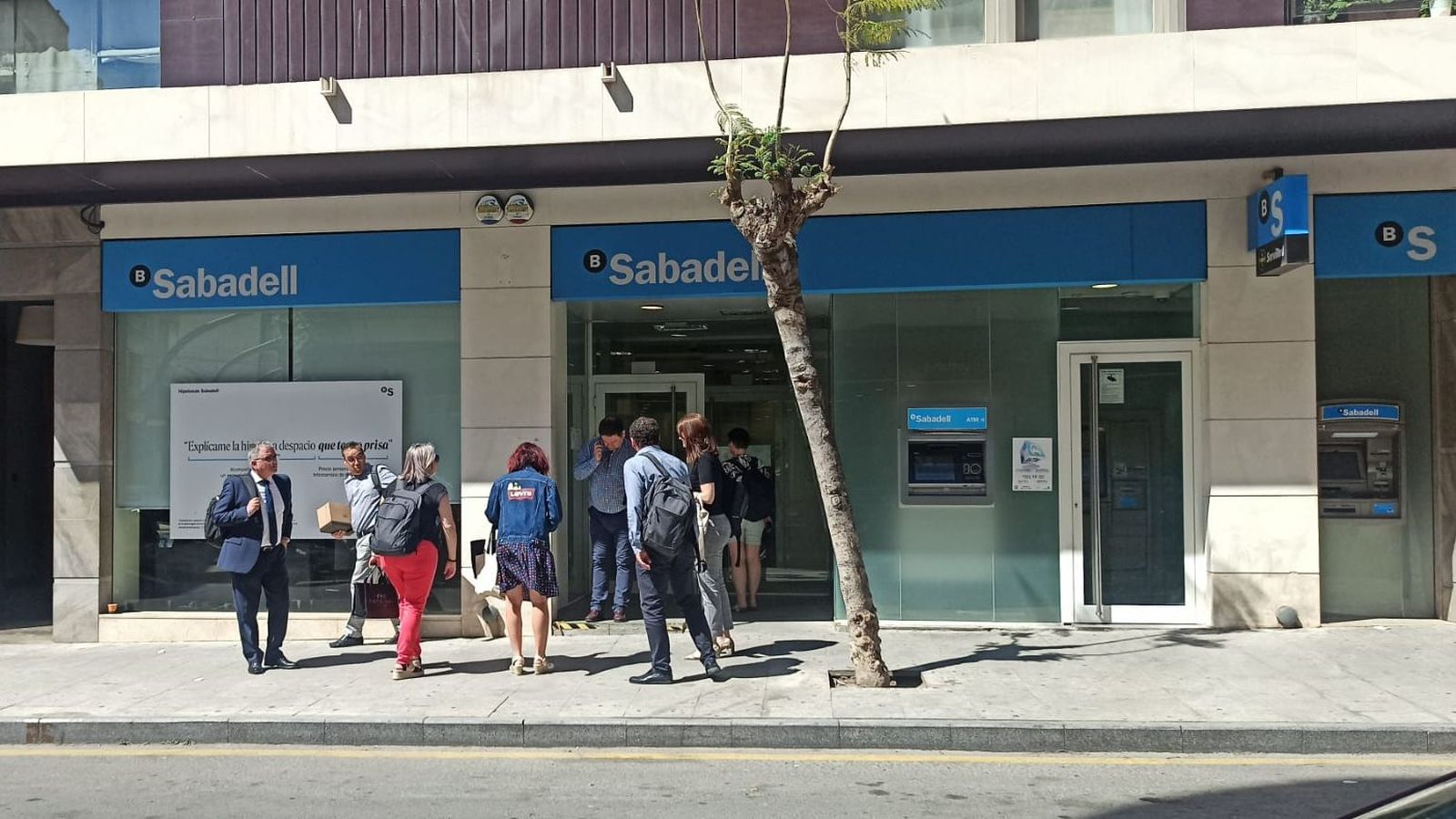 Diversos clients, a les portes de la sucursal que ha sigut assaltada, s'han trobat amb l'oficina tancada després de l'atracament