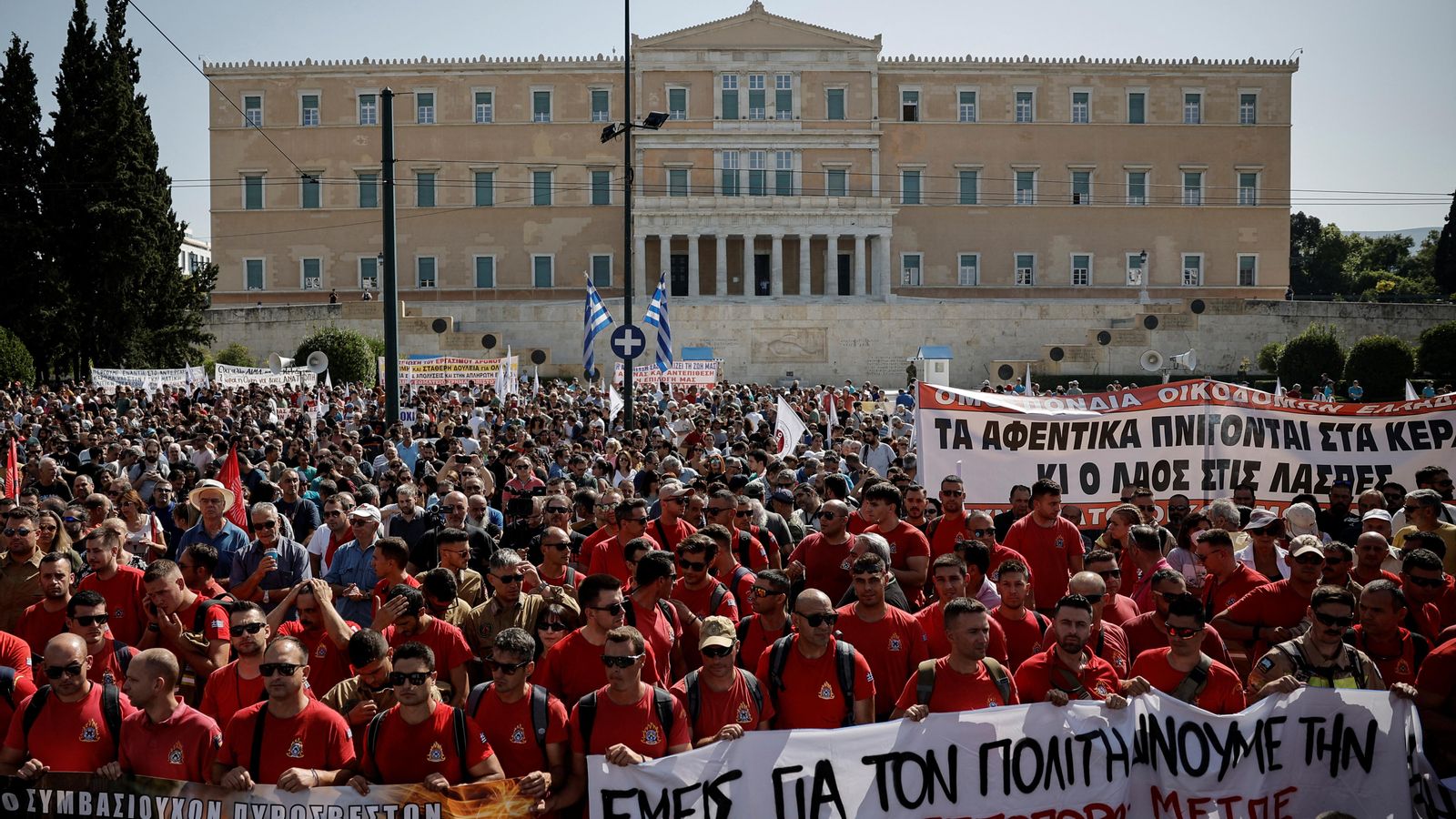 Milers de persones es manifesten davant del Parlament Grec a la plaça Syntagma