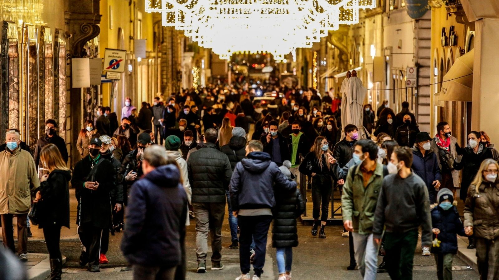 Gent comprant en la Via Condotti de Roma aquest diumenge