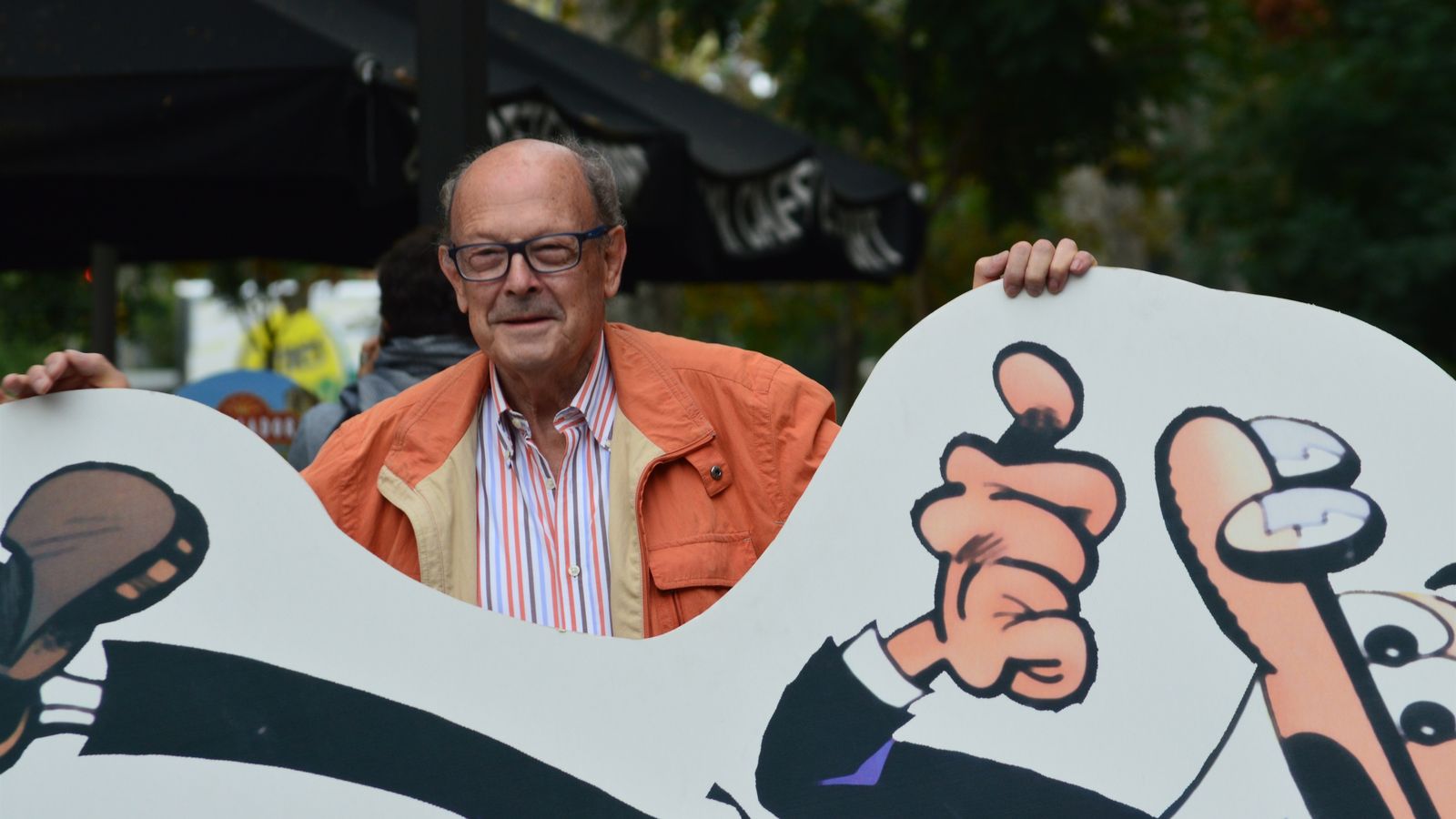 Francisco Ibáñez amb una làmina de Mortadelo