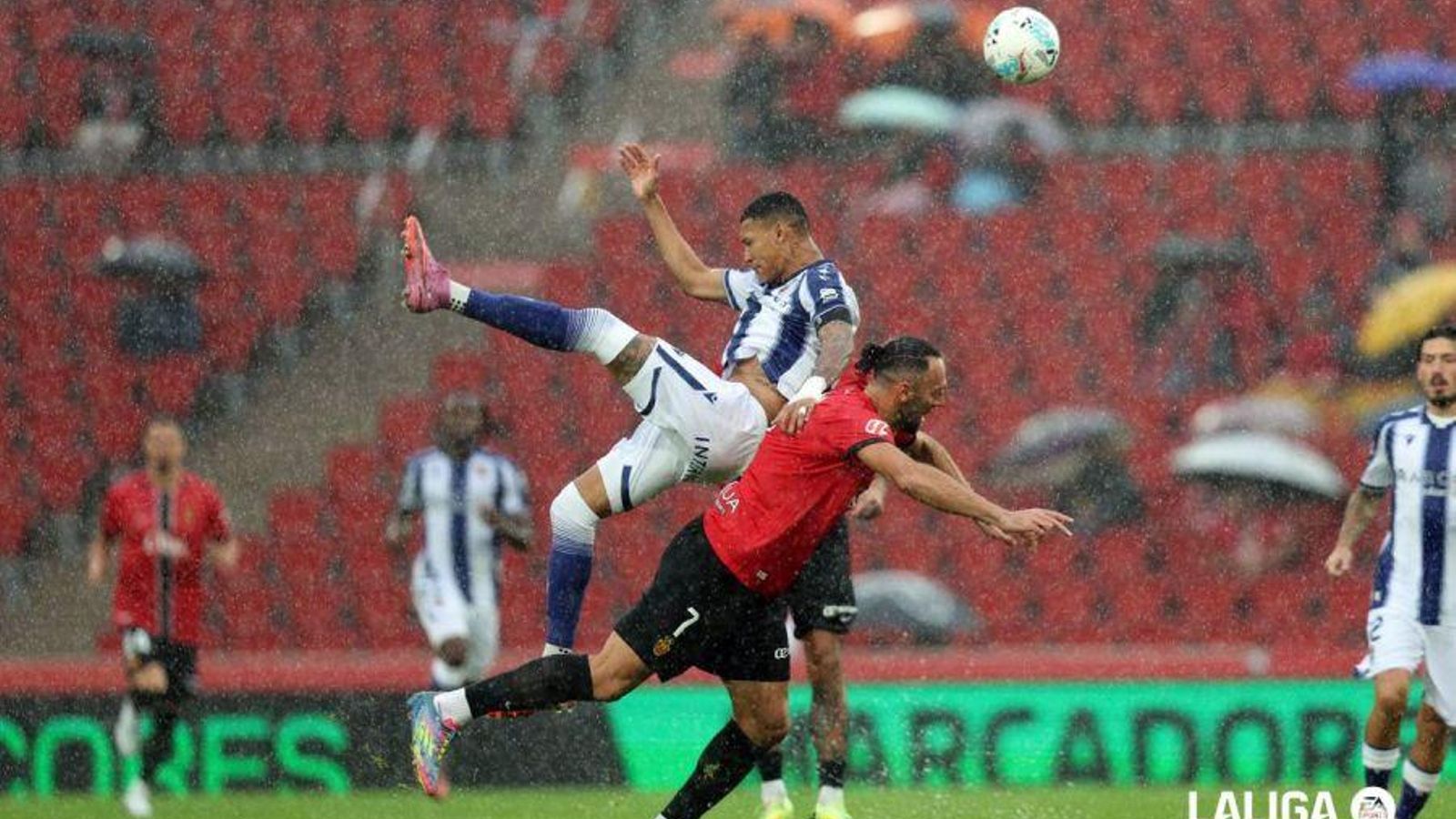 Kervin Arriaga disputa una pilota amb Vedat Muriqi