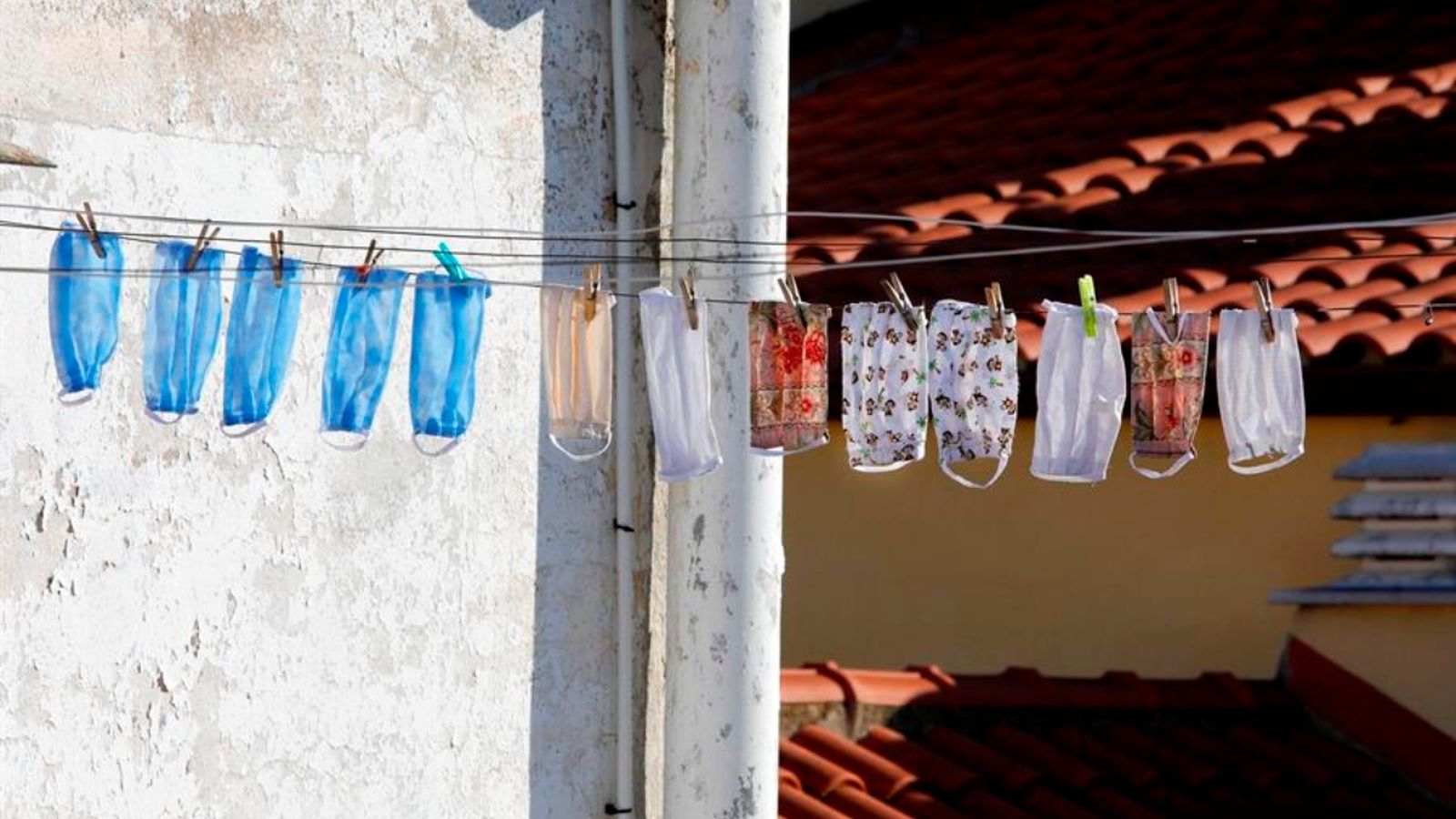 Mascaretes casolanes eixugant-se en una terrassa