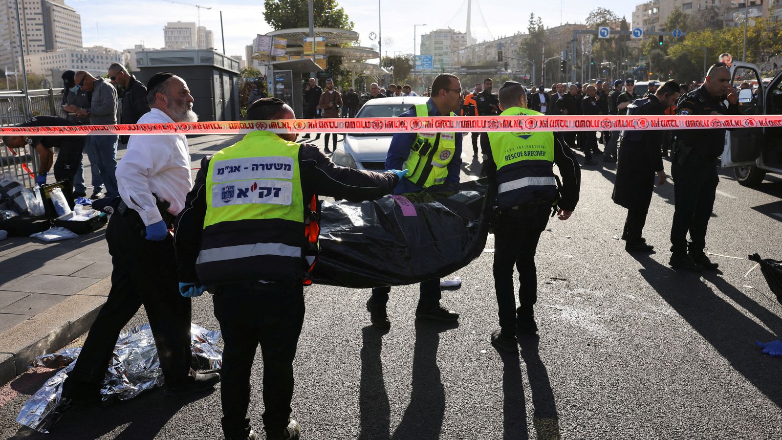 Agents israelians traslladen el cos d'una de les víctimes de l'atac de Jerusalem al cotxe fúnebre