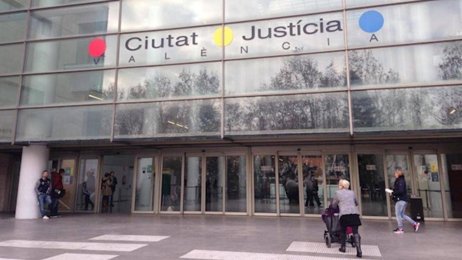 El Col·legi d'Advocats de València denuncia que la justícia està paralitzada perquè encara es treballa en paper