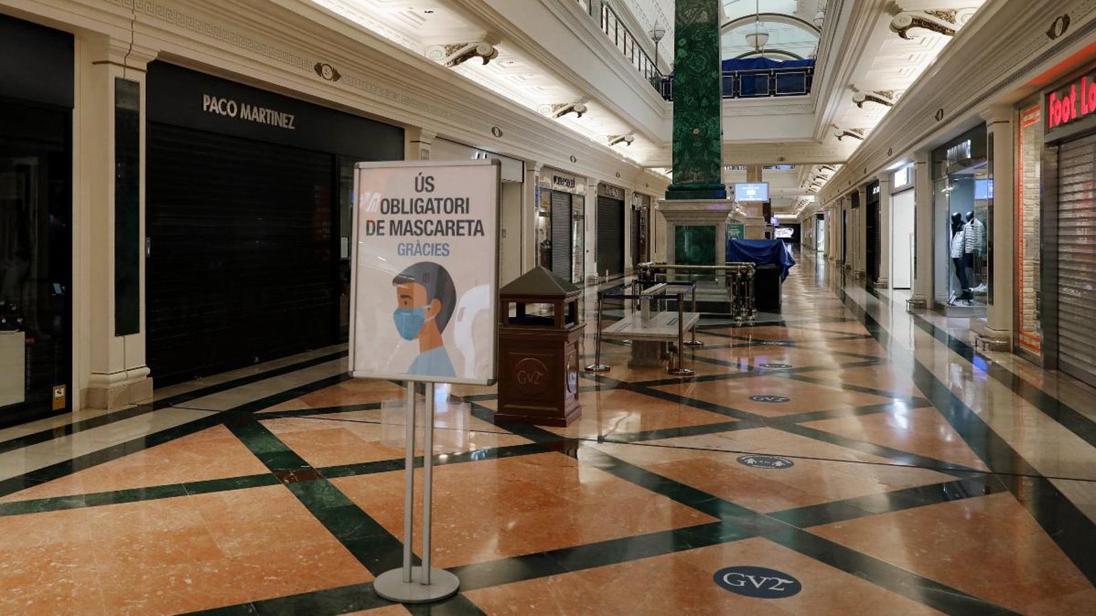 Centre comercial amb tendes tancades a Barcelona