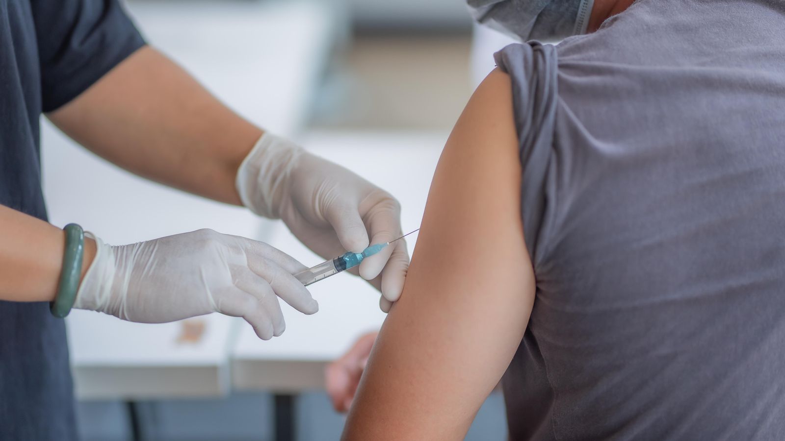 Personal sanitari posa una injecció contra la covid en una imatge d'arxiu