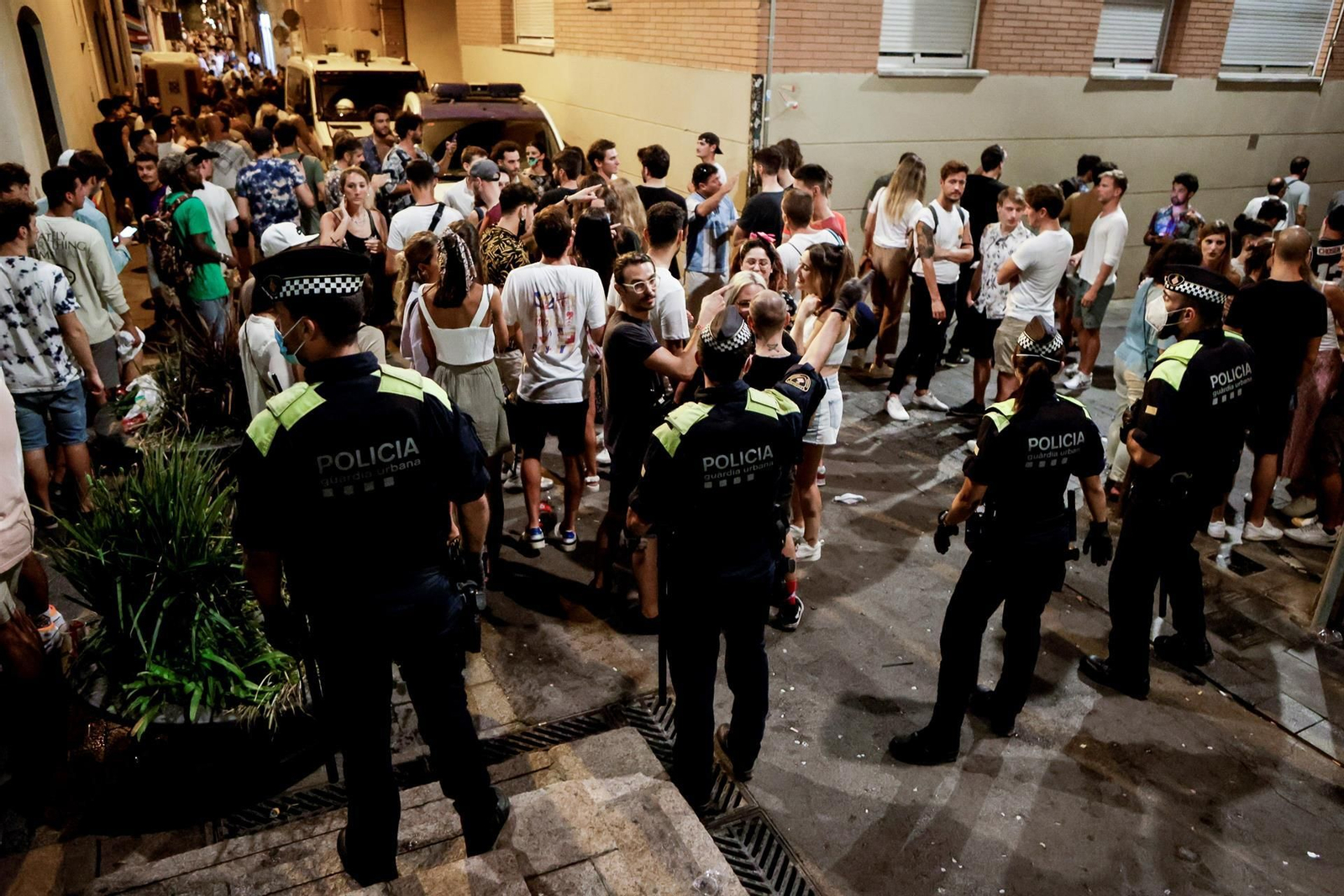 El Mossos d'Esquadra dissolen els botellots al barri de Gràcia