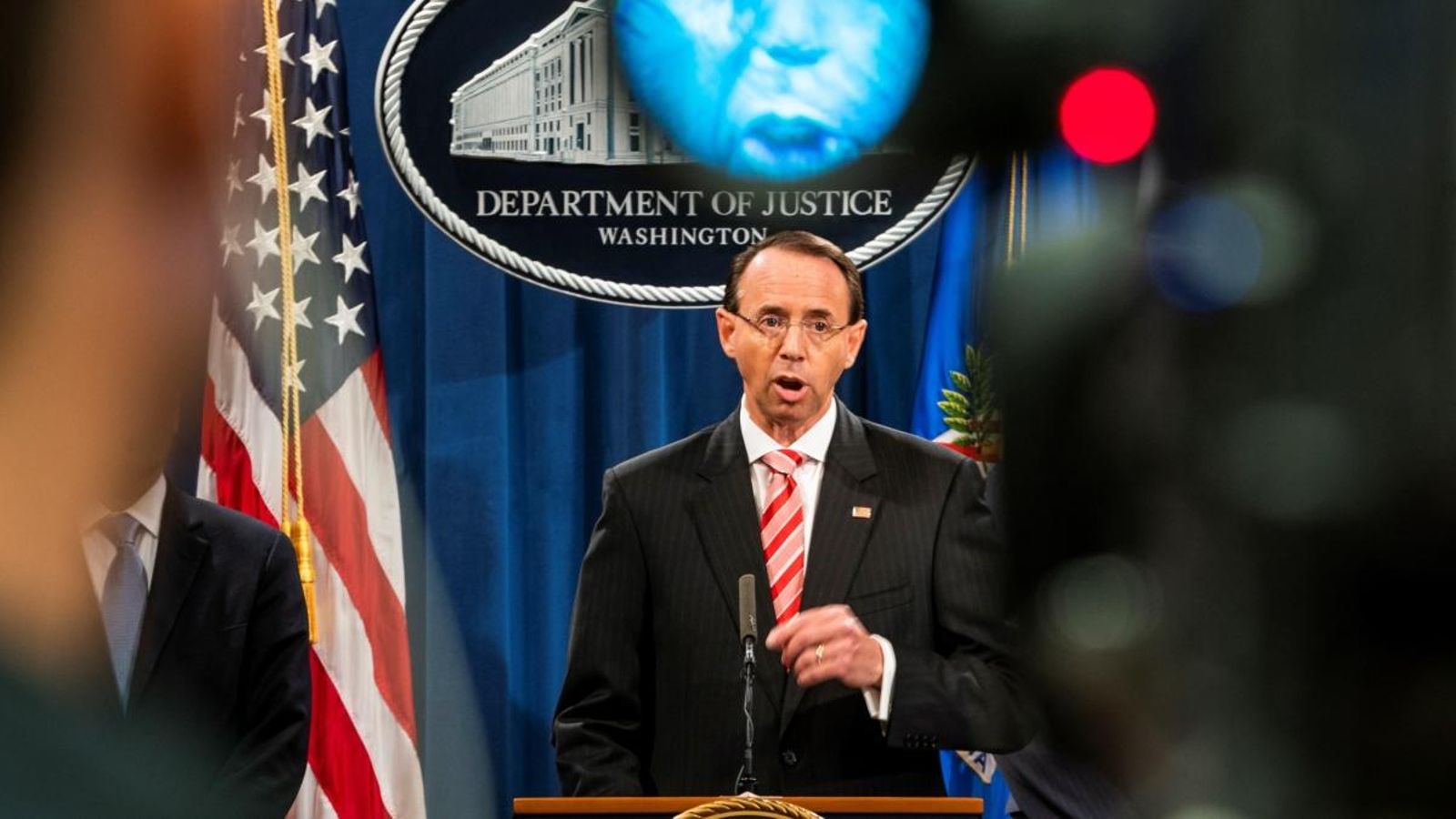 El vicefiscal general, Rod Rosenstein, informa els mitjans de la imputació dels 12 agents El vicefiscal general, Rod Rosenstein, informa els mitjans de la imputació dels 12 agents