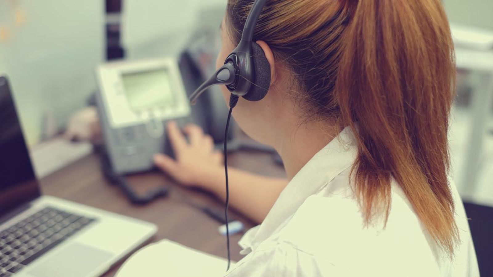 Una treballadora d'un centre d'atenció telefònica, un dels sectors més afectats per la temporalitat