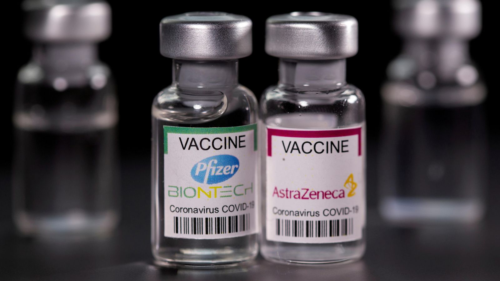 Imatge d'arxiu amb vials de Pfizer i AstraZeneca