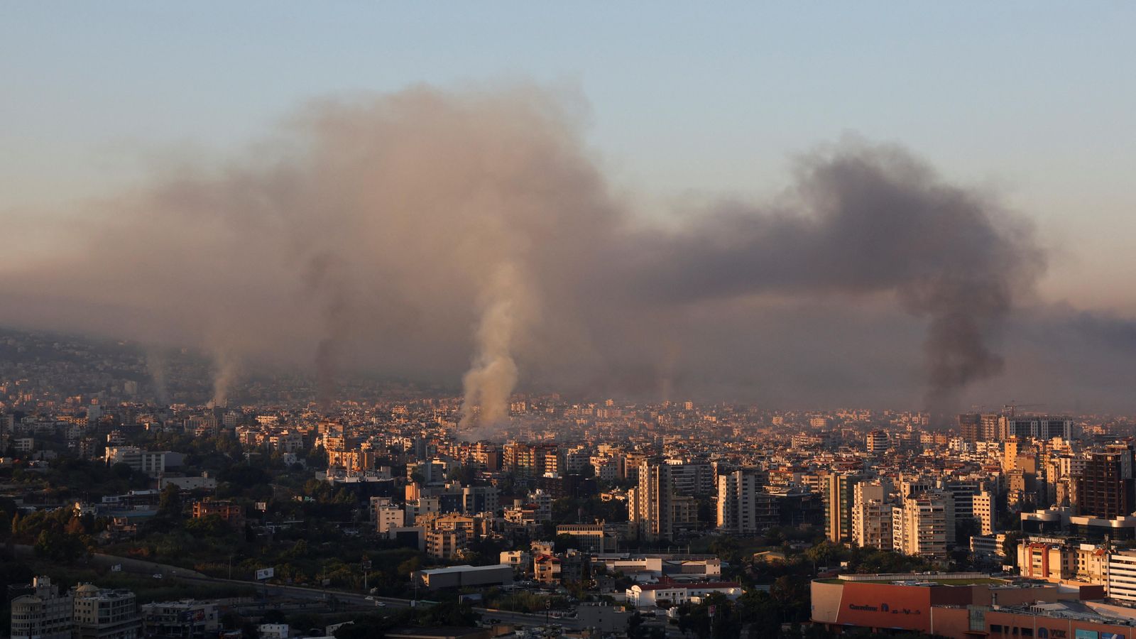 El fum s'eleva sobre els suburbis del sud de Beirut, enmig de les hostilitats en curs entre Hezbollah i les forces israelianes.