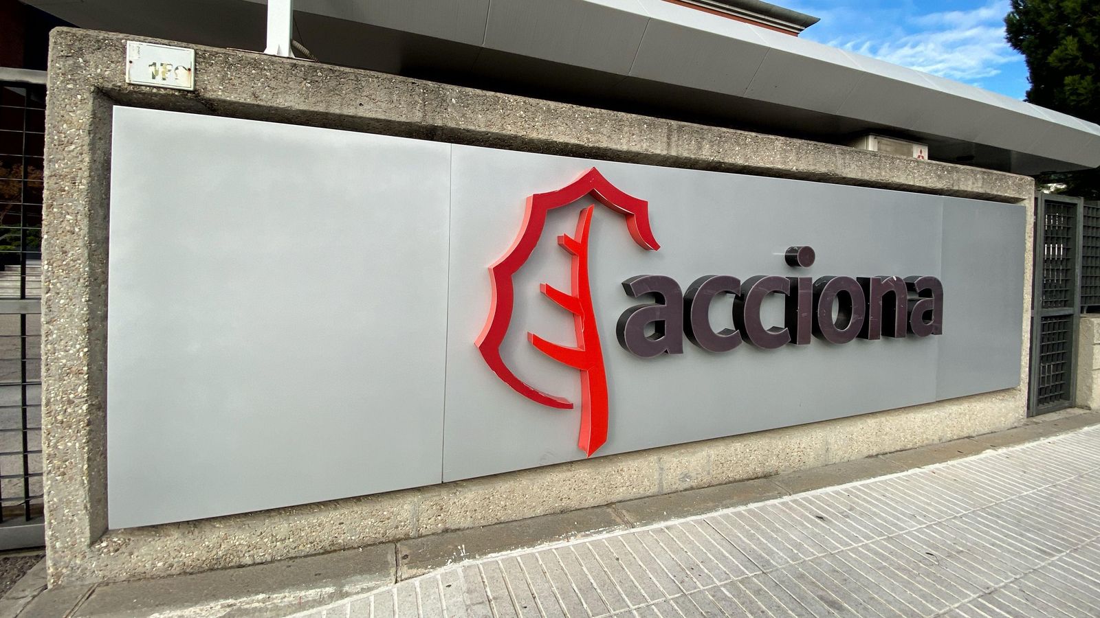 Detall del logo d'Acciona a la seu de la multinacional a Madrid