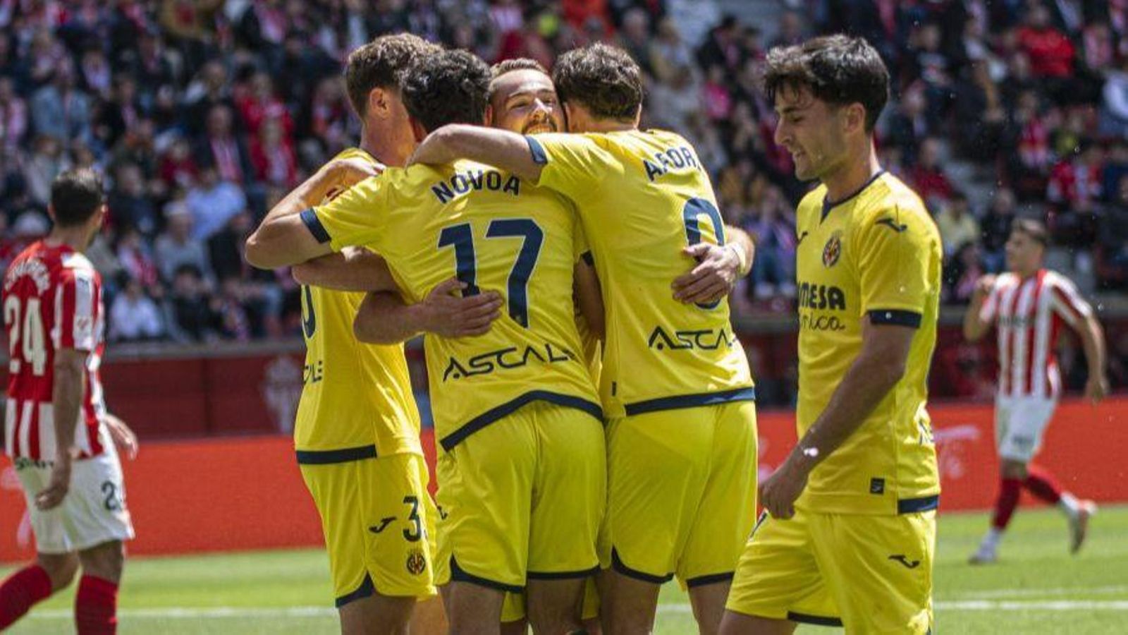 Els jugadors groguets celebren un dels gols