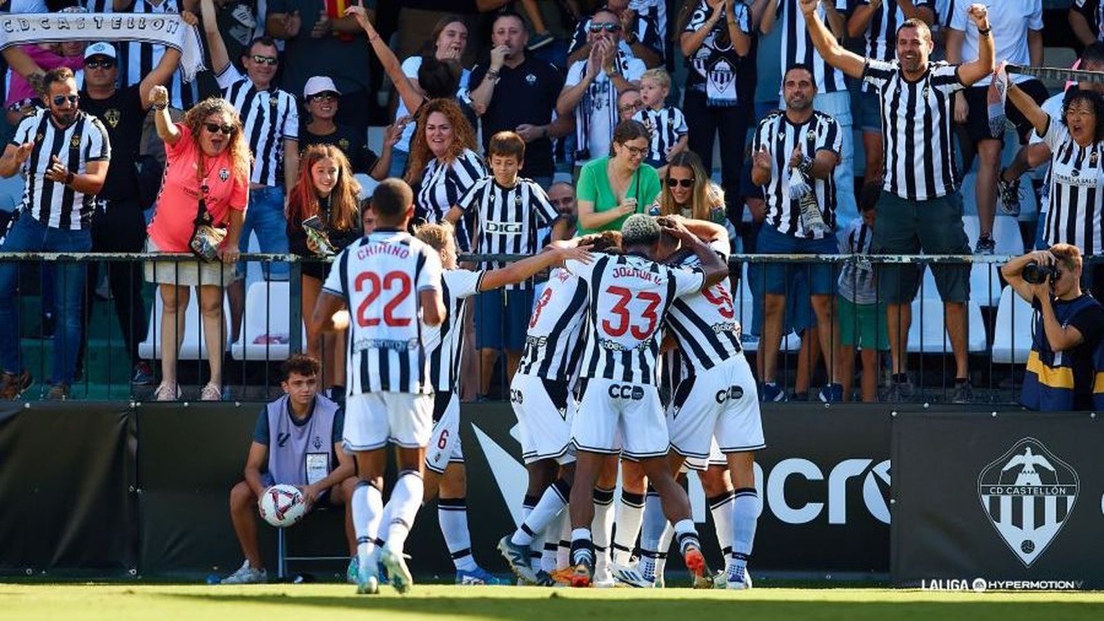 Els jugadors del Castelló celebren un dels gols del partit