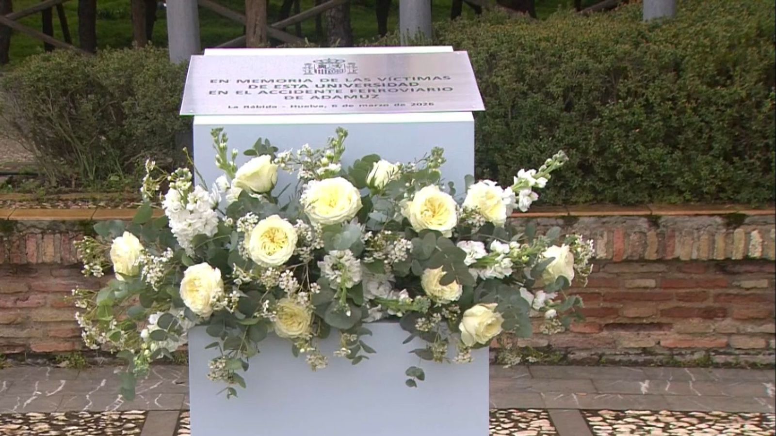 Placa en record a les dos víctimes mortals vinculades a la Universitat Internacional d'Andalusia que van morir en l'accident d'Adamuz