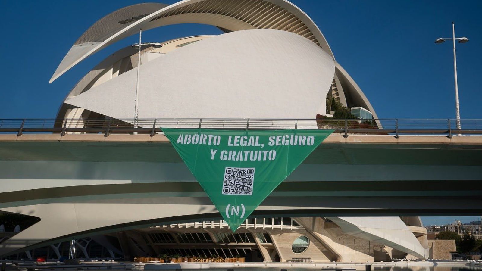 El col·lectiu Violetas desplega un mocador verd per a reivindicar el dret a l'abortament segur, gratuït i accesible en la UE