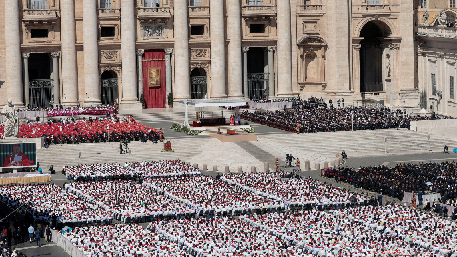 El cardenal Giovanni Battista Re oficia la missa funeral