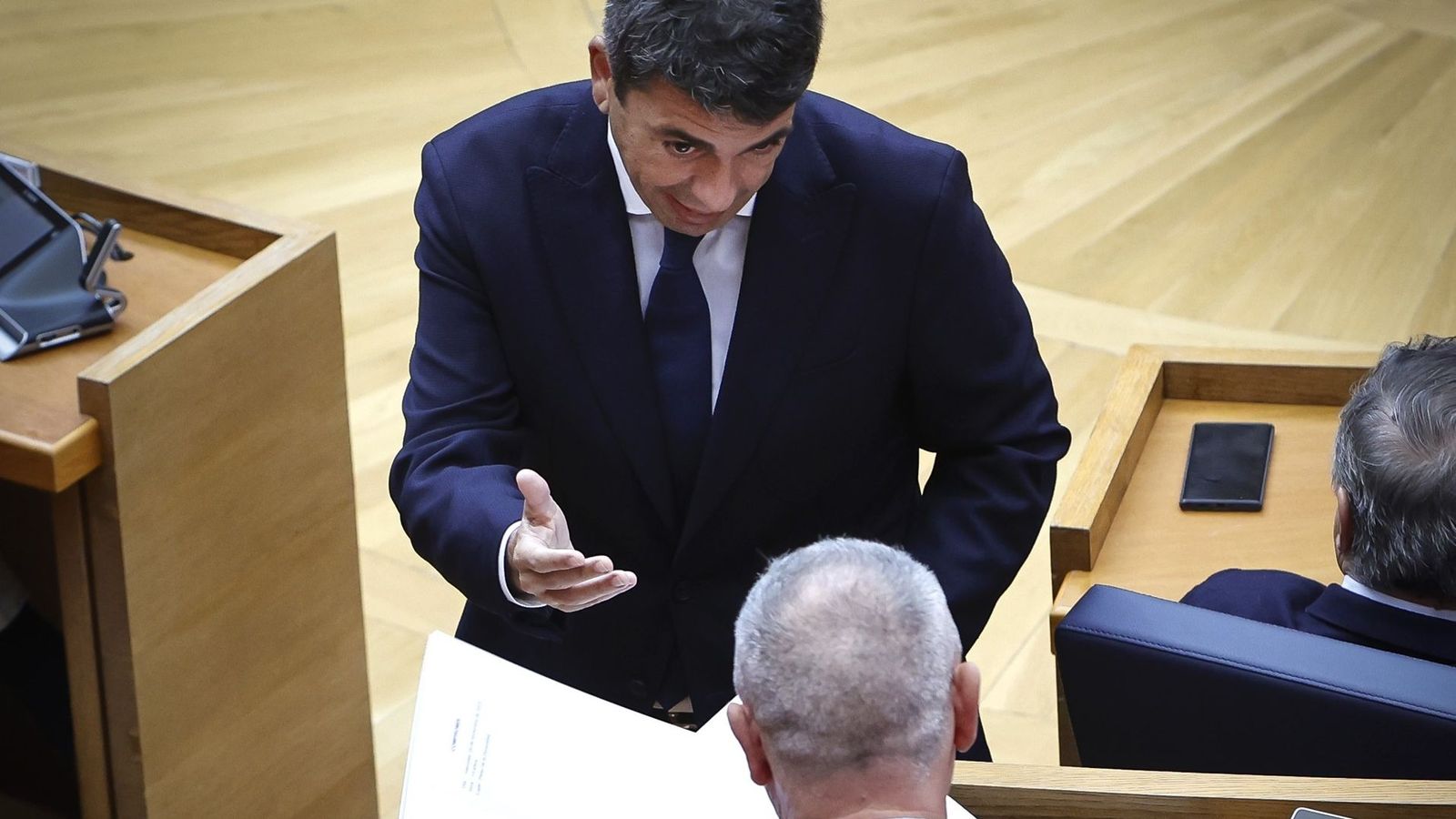El president de la Generalitat, Carlos Mazón parla amb el síndic de Compromís, Joan Baldoví
