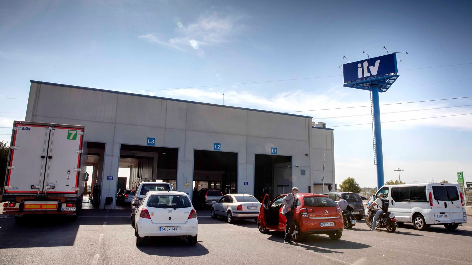 Diversos vehicles fan cua a les portes d'una estació d'ITV, en una imatge d'arxiu