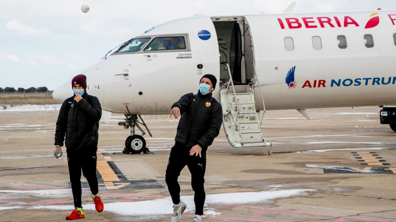 Els jugadors Carlos Soler i Daniel Wass, a l'arribada a Valladolid