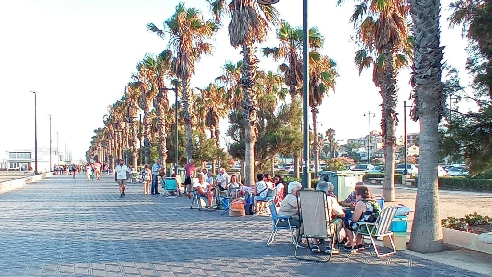 Diverses persones sopen a la platja de la Malva-rosa este dissabte a la nit per a fer front a la calor Diverses persones sopen a la platja de la Malvarrosa este dissabte a la nit per a fer front a la calor