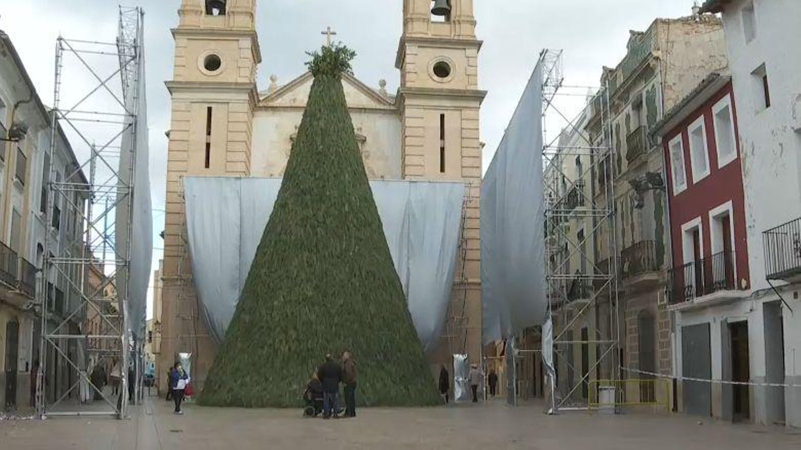 La tradicional foguera de Canals, ja enllestida