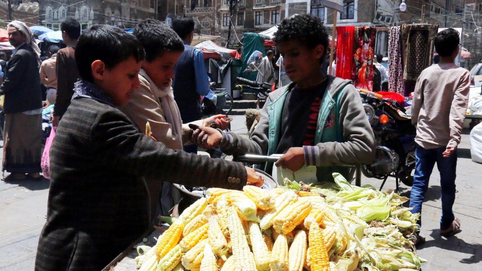 Xiquets iemenites, en un mercat ambulant