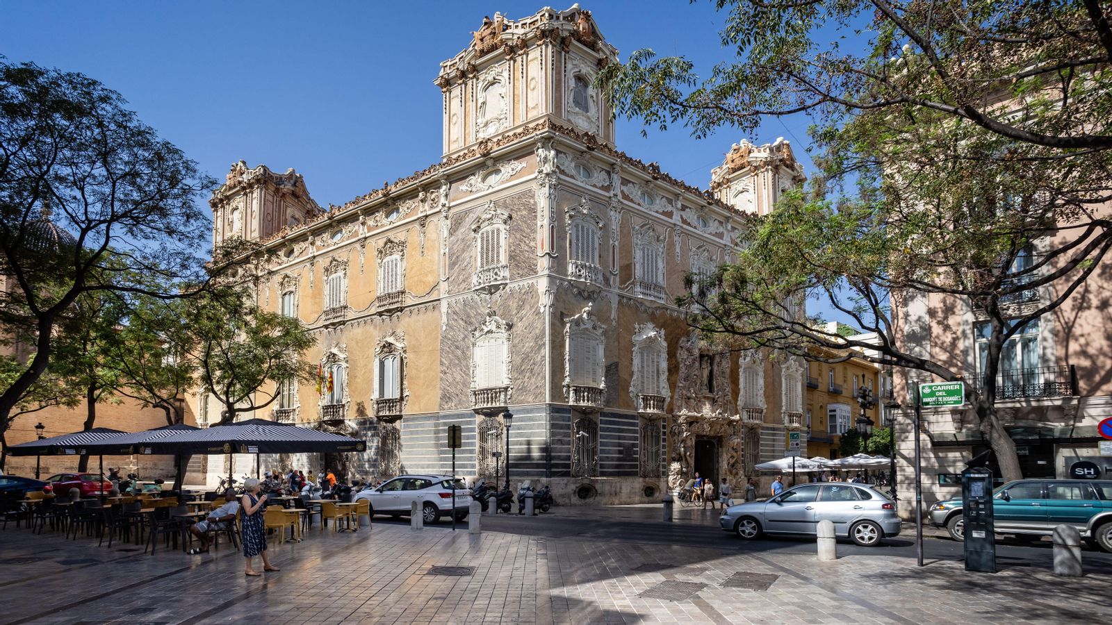 El carrer Marqués de Dosaigües de València, on està la joieria assaltada, en una imatge d'arxiu